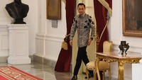 Komandan Komando Satuan Tugas Bersama (Kogasma) Partai Demokrat Agus Harimurti Yudhoyono (AHY) berjalan keluar dari ruangan usai bertemu Presiden Joko Widodo di Istana Merdeka, Jakarta, Kamis (2/5/2019).