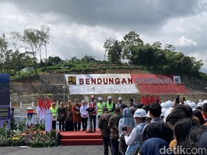 Resmikan Bendungan Gondang, Jokowi Sebut Hadiah untuk Karanganyar