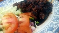 Di Ciputat ada warung sate Solo yang terkenal enak. Tempatnya ada di Jl. Ciputat Raya Depan Pasar Gintung. Seporsi sate kambing dilengkapi dengan potongan bawang merah, cabai rawit, tomat dan irisan kol segar. Foto: Dok. detikFood