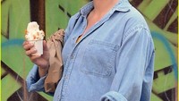  Sama seperti Brie, Black Widow yakni Scarlett Johansson juga doyan es krim. Saat tengah hamil besar saja ia tetap melahap dessert favoritnya itu. Foto: Just Jared