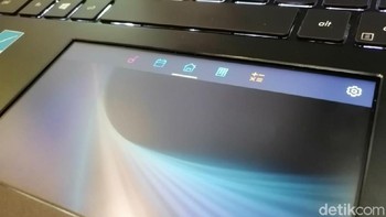 ScreenPad Mode berguna sebagai ekstensi dari aplikasi yang sedang dijalankan dan berisi aplikasi sederhana seperti kalkulator dan kalender. (Foto: detikINET/Muhamad Imron Rosyadi)