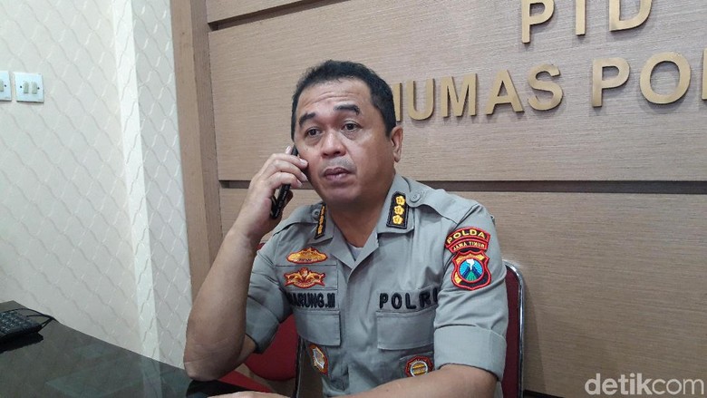 Polda Jatim Sita 12 Molotov dan 6 Clurit dari Massa yang akan ke Jakarta Polda Jatim Sita 12 Molotov dan 6 Clurit dari Massa yang akan ke Jakarta