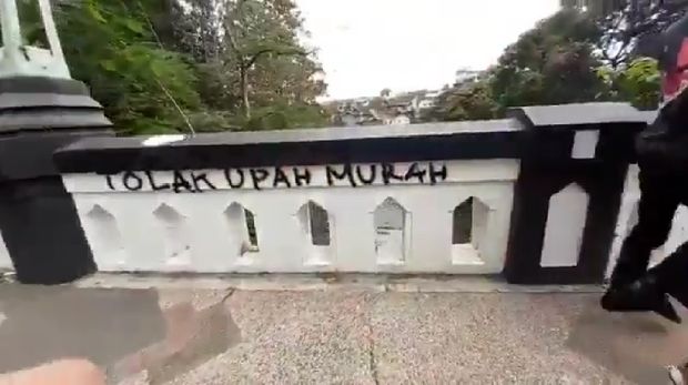 Jembatan Malang dicoret-coret massa berbaju hitam-hitam/