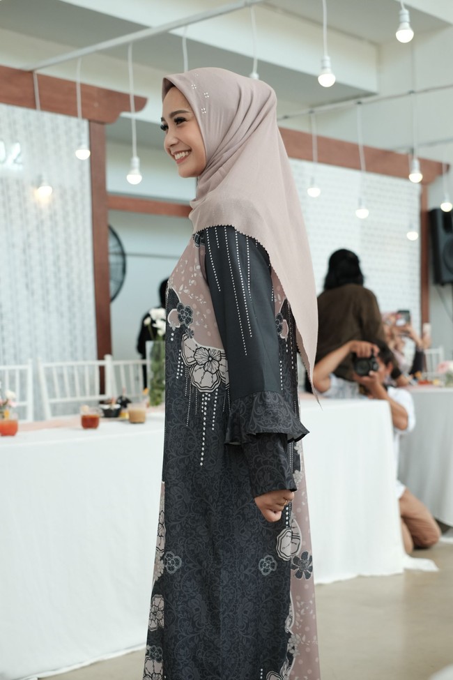 Nagita tampil syahdu memakai hijab segi empat berpayet swarovski dengan gaya sederhana. Ia mengenakan dua jenis dress dengan motif printing dan potongan longgar. Foto: Silmia Putri/Wolipop