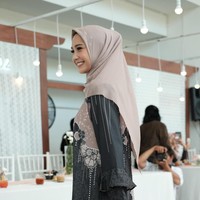 Nagita tampil syahdu memakai hijab segi empat berpayet swarovski dengan gaya sederhana. Ia mengenakan dua jenis dress dengan motif printing dan potongan longgar. Foto: Silmia Putri/Wolipop