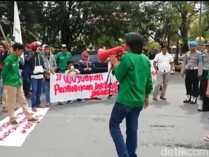 Hardiknas, Mahasiswa di Maros Demo Tuntut Janji Bupati soal Beasiswa