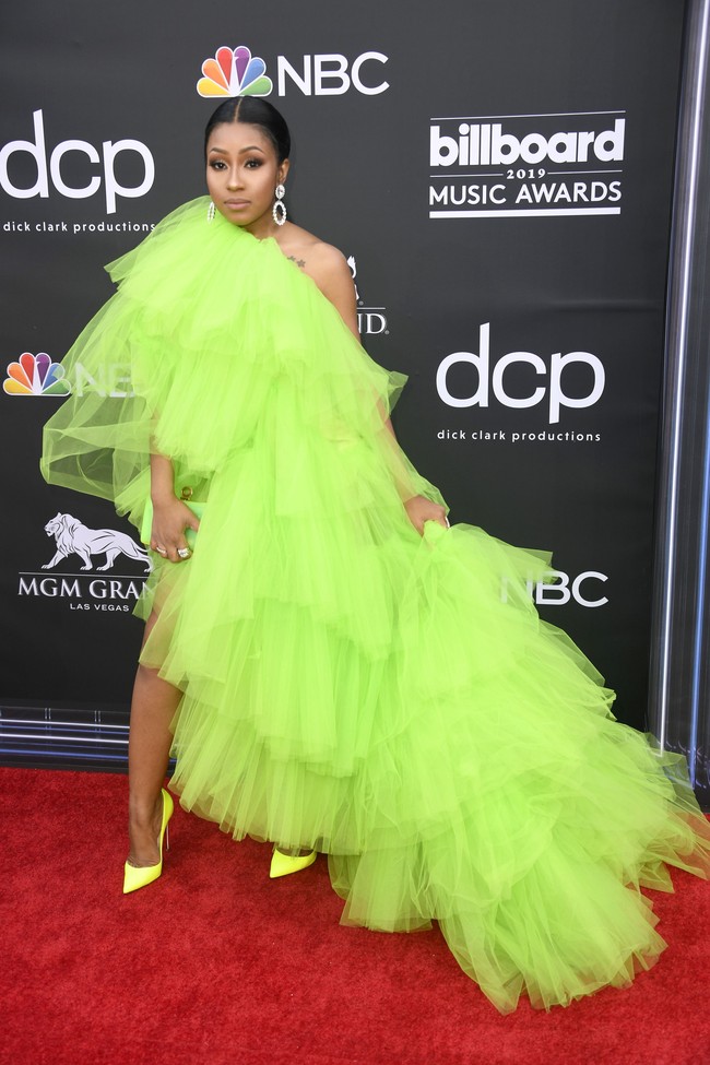 Yung Miami mencuri atensi dengan gaun tulle berwarna hijau neon. Namun siluet gaun yang bervolume ini justru membuat ia terkesan tenggelam dalam tumpukan kain. Foto: Dok. Getty Images