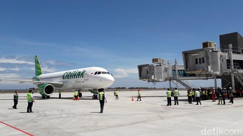 Pesawat Airbus A320 milik maskapai Citilink jadi pesawat komersial pertama yang mendarat di Bandara Yogyakarta International Airport (YIA). Penasaran? Lihat yuk