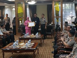 Mendagri Beri Penghargaan ke Ahli Waris Polisi Pengawal Pemilu yang Gugur