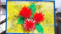 Bermodal sedotan plastik dan gunting, maka bisa dibuat hiasan dinding serperti ini. Manfaatkan sedotan berwarna cerah untuk membuat bunga dan sedotan hijau sebagai daunnya.  Foto: istimewa