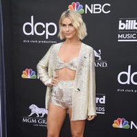 Aura seksi aktris dan penyanyi Juliane Hough terpancar lewat setelan seksi yang terdiri dari mini set keemasan. Luaran yang dihiasi detail payet yang menawan menciptakan kesan mewah pada penampilannya. Foto: Getty Images