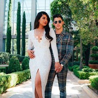Tren naked shoe seperti yang diterapkan Priyanka Chopra ini disukai para selebriti seperti Kendall Jenner karena bisa menimbulkan ilusi kaki yang lebih jenjang. Dan Priyanka memaksimalkan penerapan tren tersebut dengan memakai gaun berbelahan paha tinggi sehingga kaki jenjangnya semakin terekspos. Foto: Dok. Getty Images, Instagram