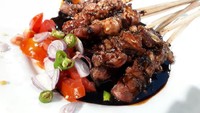 Warung Sate Tegal Yayan Gondrong tempatnya ada di  Jl. Guru Mughni No.32, Setiabudi, Jaksel. Sate kambing mudanya punya tekstur empuk. Enak dinikmati dengan nasi, sambal kecap dan teh poci gula batu. Foto: Dok. detikFood
