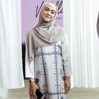 Nina Zatulini yang juga telah resmi berhijab, tampil menawan dengan kerudung ungu. Ia memadukan hijab segi empat dengan dress motif bernuansa putih-ungu. Foto: Muhammad Abduh/Wolipop