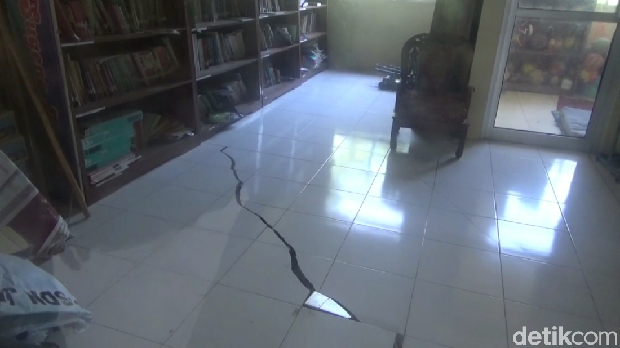 Kerusakan gedung SDN Jabungan Semarang.