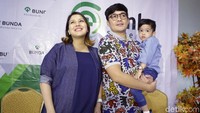 Tya Ariestya bersama suami dan anaknya saat ditemui di RS Bunda Menteng, Jakarta Pusat pada Kamis (2/5). Pool/Palevi S/detikFoto.