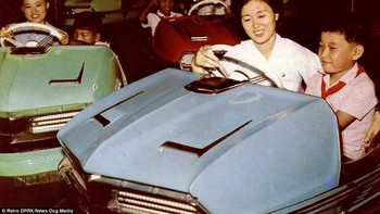 Salah satu permainan yang kelihatannya adalah bom bom car. Foto: Retro DPRK/News Dog Media
