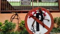 Ratusan remaja berpakaian hitam-hitam itu ditangkap polisi karena melakukan aksi vandalisme dan mencoba menyusup ke massa buruh yang terpusat demo di Gedung Sate.