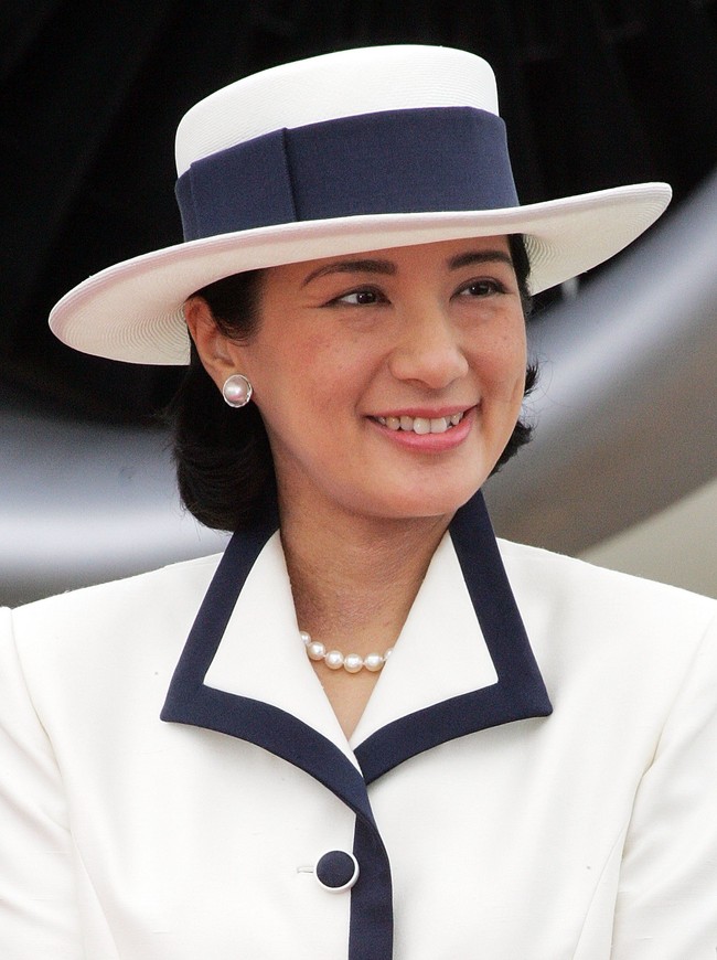 Sebelum menikah dengan Kaisar Naruhito, Putri Masako juga bekerja sebagai seorang diplomat. Ia pun pandai berbahasa Inggris, Prancis, dan Jerman. Wanita yang lulus magna cum laude di jurusan Ekonomi Harvard tersebut dikatakan pernah menggunakan kemampuan diplomatisnya untuk memecahkan masalah perselisihan dagang antara Jepang dan AS. Foto: Getty Images