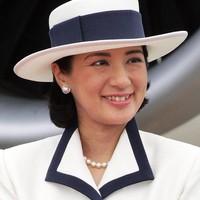 Sebelum menikah dengan Kaisar Naruhito, Putri Masako juga bekerja sebagai seorang diplomat. Ia pun pandai berbahasa Inggris, Prancis, dan Jerman. Wanita yang lulus magna cum laude di jurusan Ekonomi Harvard tersebut dikatakan pernah menggunakan kemampuan diplomatisnya untuk memecahkan masalah perselisihan dagang antara Jepang dan AS. Foto: Getty Images