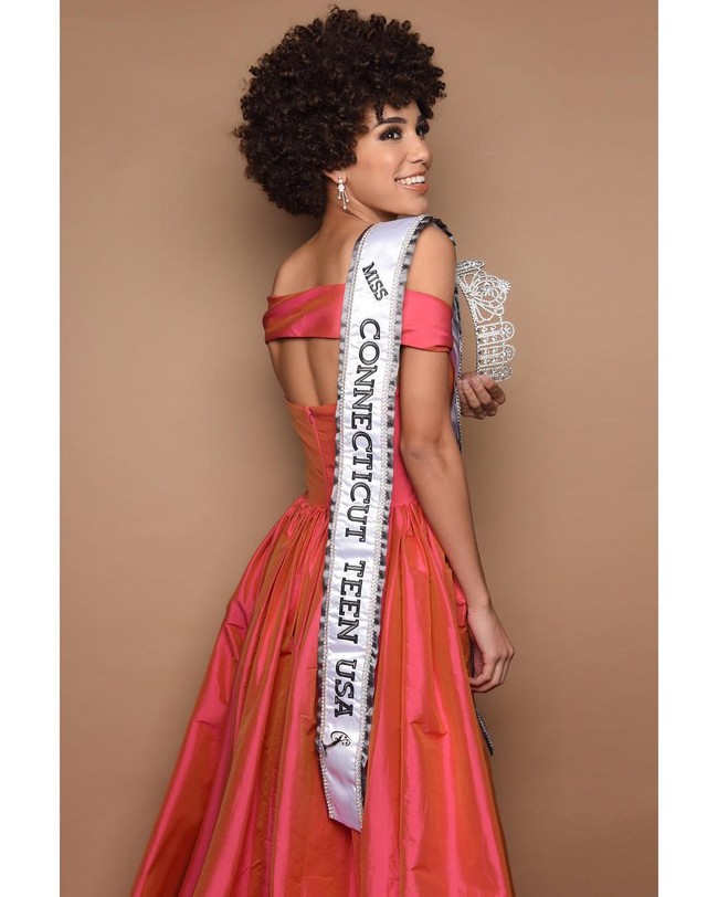 Who said natural hair ain’t glamorous? Yep yep she’s gorgeous, tulis netizen. So happy for you!!!! Thank you for repping all the curly haired women out here & showing the ones that think curly hair isn’t elegant/professional they are wrong! tulis netizen lain. Sebagian netizen merasa senang Kaleigh memenangkan Miss Teen USA 2019 karena dia membuktikan bahwa wanita dengan rambut keriting alami pun memiliki pesonanya sendiri. Foto: Dok. Instagram