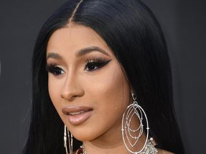 Kontroversi Gaya Tertutup Cardi B di Paris, Dianggap Diskriminasi Muslim