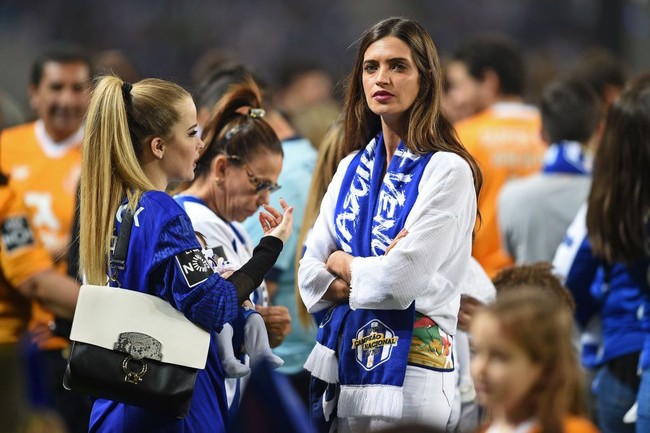 Sara Carbonero dikenal sebagai seorang jurnalis olahraga dan gaya hidup. Dia bekerja sebagai presenter televisi Telecinco sejak tahun 2000 hingga akhirnya berhenti karena mengikuti sang suami pindah ke Portugal. Casillas merupakan kiper dari tim Porto. Foto: Dok. Getty Images, Instagram