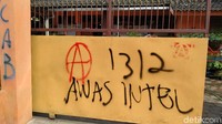 Akibat ulah tersebut, polisi bertindak cepat dengan menangkap ratusan remaja tersebut. Polisi masih mendalami motif dari tindakan vandalisme tersebut.