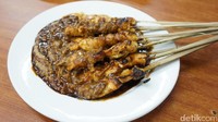 Bagi pecinta sate pasti sudah kenal dengan nama Sate Ayam Barokah atau Sate Santa. Racikan sate ayam ini terkenal lezat karena hanya terdiri dari daging ayam saja, tanpa kulit dan lemak. Berpadu dengan saus kacang yang manis kental. Lokasinya ada di Jl. Wolter Monginsidi No.84 B. Foto: Dok.detikFood