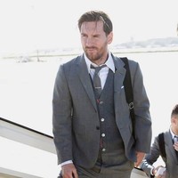 Para pemain Barcelona selalu tampil gaya saat mereka berada off-field menjelang Liga Champion. Rupanya ada jasa tangan desainer terkenal dari Amerika Serikat, Thom Browne di balik penampilan stylish Lionel Messi dan kawan-kawan. Foto: Dok. Facebook Thom Browne