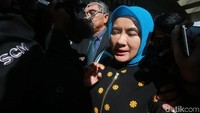 Nicke hanya tersenyum dan memilih diam saat awak media berkumpul untuk menanyakan terkait PLTU Riau-1 dan Sofyan Basir.