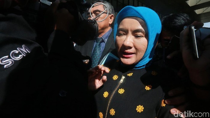 Dirut Pertamina Nicke Widyawati jadi salah satu yang diperiksa KPK terkait suap proyek PLTU Riau-1. Saat ditanya tentang Sofyan Basir ia pun hanya terdiam.