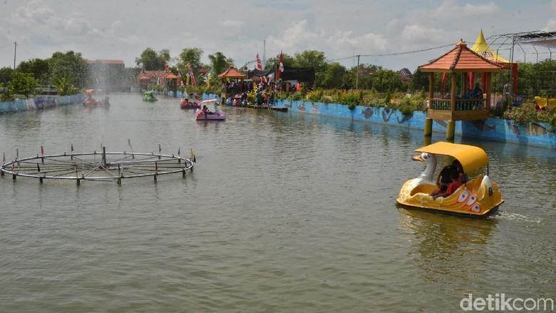 Wisata Sepeda Air Wiekes di Lamongan (Eko Sudjarwo/detikcom) Wisata Sepeda Air Wiekes di Lamongan (Eko Sudjarwo/detikcom)