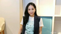 Ia tampil menawan dengan cape hitam, kaus putih dan celana jeans. Pool/Ismail/detikFoto.