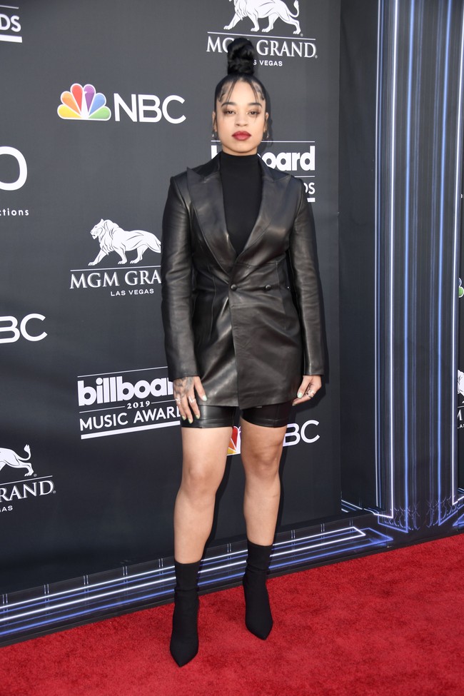 Penyanyi R&B Ella Mai membawa tren celana sepeda di karpet merah BMA 2019. Berbusana serba gelap, perempuan asal Inggris ini menebar pesona dengan gaya 1990an. Foto: Getty Images