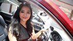 Senyum Menggoda Sang Dara di Mazda Merah