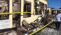 Puing-puing bangunan Polres Lampung Selatan tampak berserakan. Ruangan yang terbakar juga diberi garis polisi. (Foto: Dok. Humas Polda Lampung)
