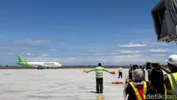 Pesawat jenis Airbus A320 milik maskapai Citilink menjadi pesawat komersial sekaligus pesawat berbadan lebar pertama yang mendarat di bandara yang berada di Kabupaten Kulon Progo itu.