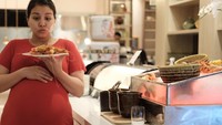 Makan di restoran hotel bintang 5. Tya terlihat menyantap udang rebus segar yang dimakan segar-segar dalam keadaan dingin. Foto: Instagram@tya_ariestya