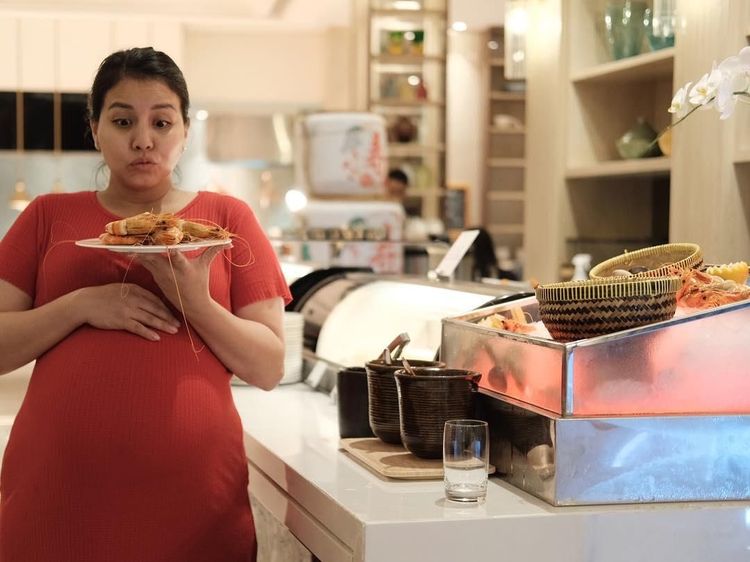 Melahirkan Anak Kedua, Begini Gaya Tya Ariestya Saat Cicip Makanan Enak