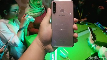 Paling menarik dari Smart 3 Plus adalah punya tiga kamera, dengan kemampuan memotret dalam gelap yang diklaim berkualitas. (Foto: detikINET/Agus Tri Haryanto)