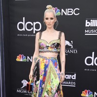 Bukan pilihan gaun terbaik dari Ingrid Michaelson. Corak warna dan motif serta trim lace di bagian atasan membuat look ini terlihat sibuk. Foto: Dok. Getty Images