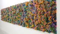Pada tahun 2010, sebuah karya seni dibuat dengan menggunakan 950.000 sedotan plastik aneka warna. Yang lebih mengagumkan, sedotan yang digunakan bukanlah sedotan baru alias sudah bekas pakai. Foto: istimewa