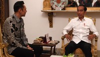 Presiden Joko Widodo (kanan) menerima kunjungan Komandan Komando Satuan Tugas Bersama (Kogasma) Partai Demokrat Agus Harimurti Yudhoyono (AHY) di Istana Merdeka, Jakarta.