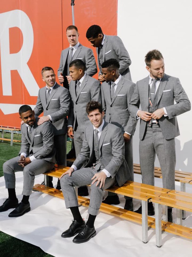 Seperti inilah penampilan para pemain Barcelona yang baru saja mengalahlan Liverpool di Liga Champion. Para atlet sepakbola itu tampil dengan setelan abu-abu yang dipadukan dengan kemeja putih, dasi Oxford dan vest empat kancing berbahan cashemere karya Thom Browne. Foto: Dok. Facebook Thom Browne