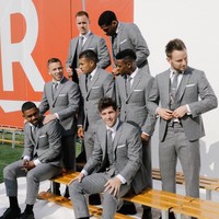 Seperti inilah penampilan para pemain Barcelona yang baru saja mengalahlan Liverpool di Liga Champion. Para atlet sepakbola itu tampil dengan setelan abu-abu yang dipadukan dengan kemeja putih, dasi Oxford dan vest empat kancing berbahan cashemere karya Thom Browne. Foto: Dok. Facebook Thom Browne