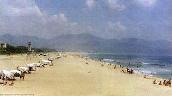 Saat kepemimpinan Kim II-Sung, dibuat beragam poster iklan dengan foto warna untuk mendorong warga yang tinggal di negara-negara komunis mau berkunjung ke Korea Utara. Pada iklan tersebut diperlihatkan pencitraan warga dan turis bersantai di pantai, menikmati wahana taman hiburan hingga kulineran makanan lokal. (Foto: Retro DPRK/News Dog Media) 