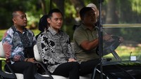 Komandan Komando Satuan Tugas Bersama (Kogasma) Partai Demokrat Agus Harimurti Yudhoyono (AHY) (kedua kiri) menumpang kendaraan khusus untuk bertemu Presiden Joko Widodo di Istana Merdeka, Jakarta, Kamis (2/5/2019).