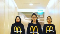 Walau pose ini bukan pose makan, tapi Asila dan Mommy kelihatan banget nih doyan makan. Buktinya sweater mereka menampilkan logo McD! Foto: Instagram therealasilamaisa