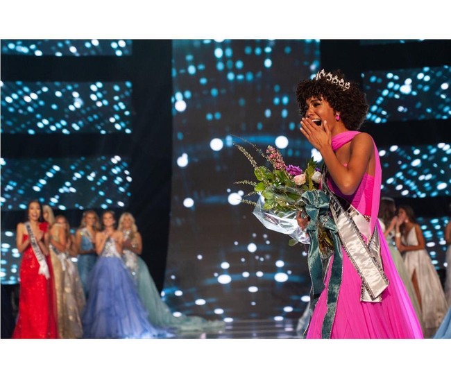 Inilah Kaliegh Garris yang memenangkan kontes kecantikan Miss Teen USA 2019 pada 30 April kemarin. Kaliegh yang sebelumnya memenangkan Miss Connecticut Teen USA menarik atensi karena jarang terjadi pemenang kontes kecantikan memiliki rambut kribo. Foto: Dok. Instagram